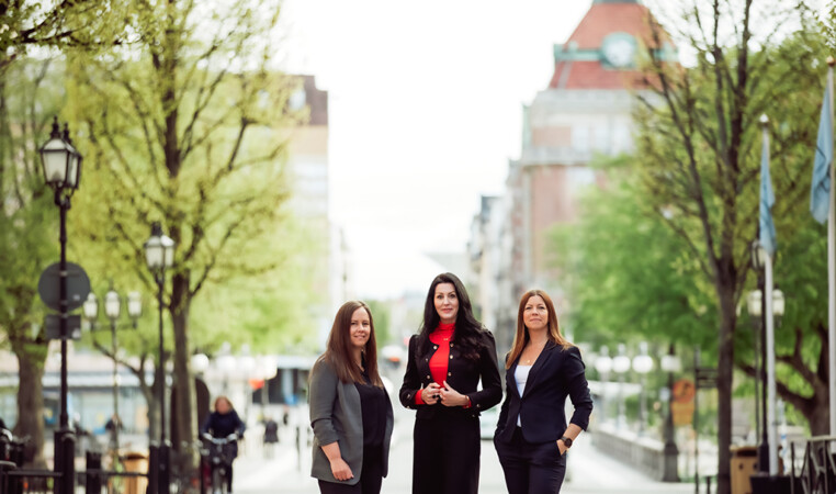 Pernilla, Mathilda och Helene går på en gata i Örebro.